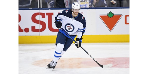 Les Jets de Winnipeg nomment Adam Lowry capitaine après un an Les Jets de Winnipeg nomment Adam Lowry capitaine après un an